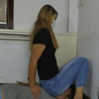 长腿性感妹子牛仔裤坐脸