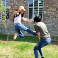 【超级女M&芷晴女神】舔脚都舔不好 活活跺死你个贱母狗
