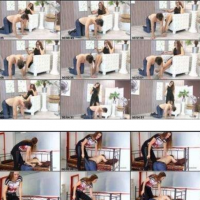 【美女美感黑裙高跟胯下夹头骑背】