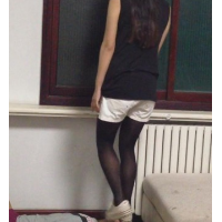 肮脏帆布鞋踩踏
