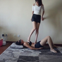 『小妮女女』小妮S超性感高跟，极度虐踩母狗(超细鞋跟全