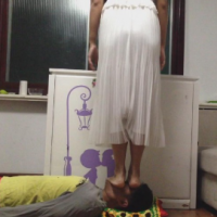 白沙长裙赤脚踩踏
