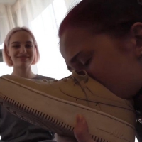前女王Anna沦为母狗Christina的母狗
