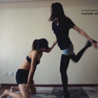 『小妮女女』原味白袜皮靴暴力调教瘦弱女M，踢裆，踩踏