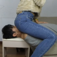 90妹子牛仔裤坐脸